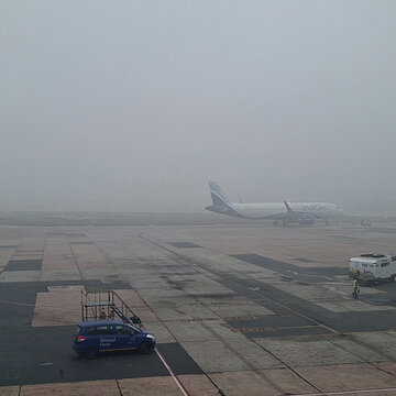 Dense fog, cold wave grip Delhi as AQI stays ‘very poor’; flights affected