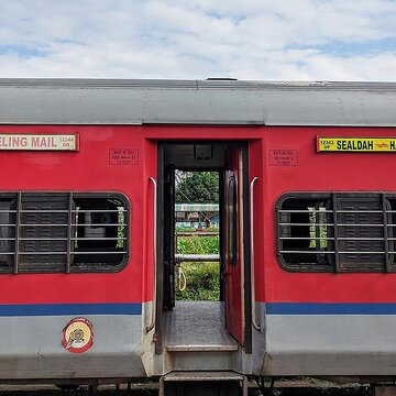 Snatching inside AC coach of Darjeeling Mail sparks security concerns