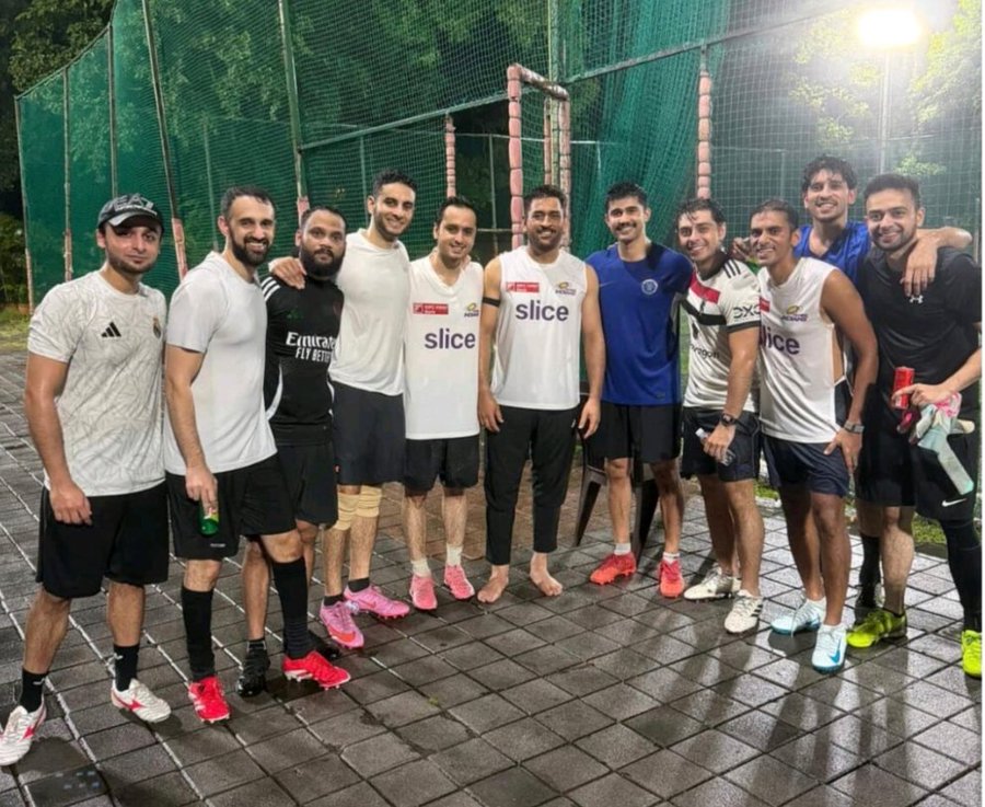 MS Dhoni faces backlash after wearing the Mumbai Indians jersey