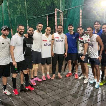 MS Dhoni faces backlash after wearing the Mumbai Indians jersey