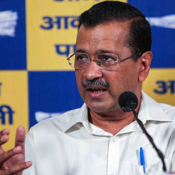 Who are the prominent leaders who have walked out of Aam Aadmi Party over the years?
