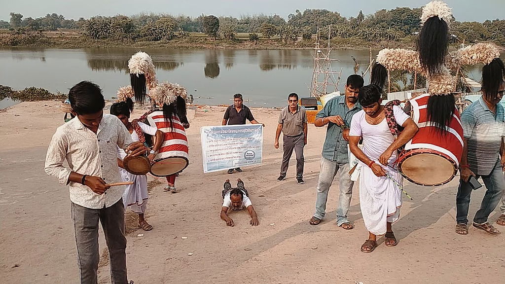Nadia youth performs 1.5 km ‘dandi’ to save dying Jalangi River, inspires crowd in Krishnanagar
