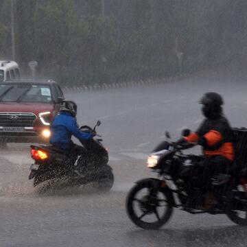 Heavy rain, dust storm leave 33 dead across UP; govt announces compensation