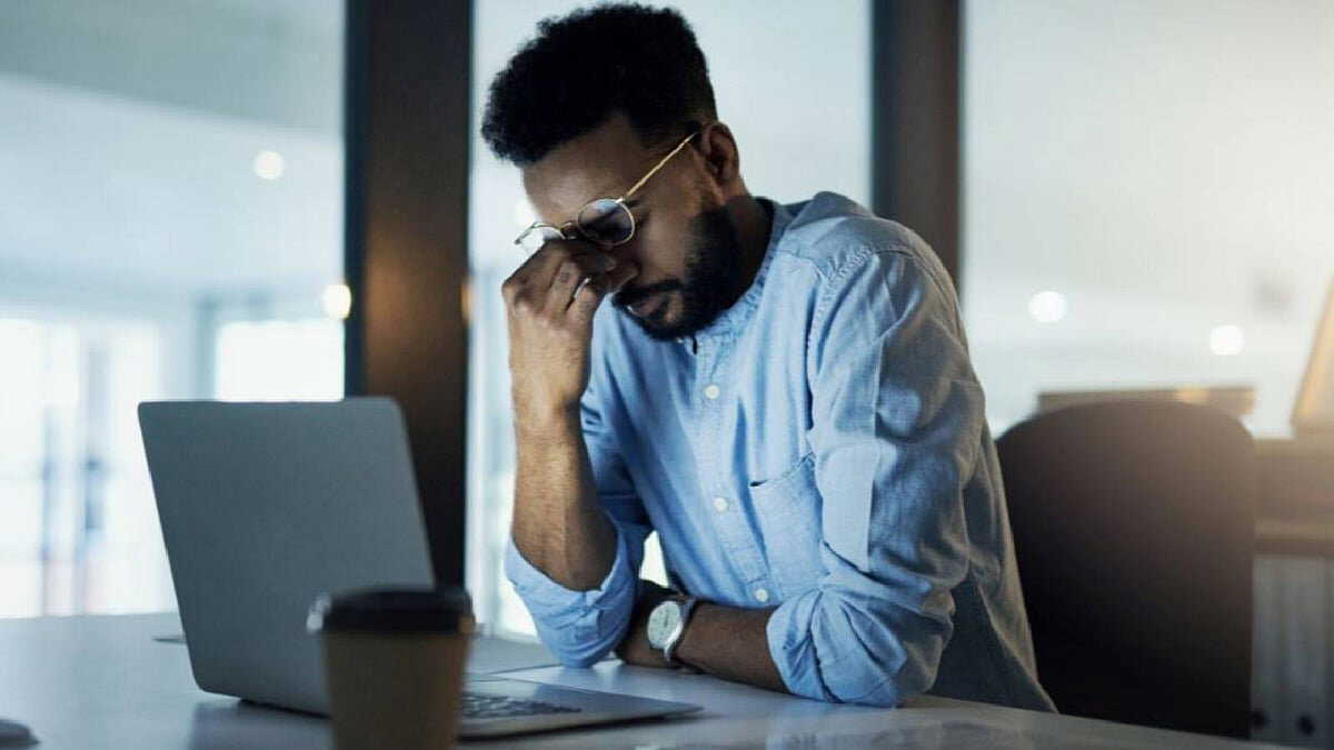 The worker can't breathe, but the boss has only one thing to say: 'The deadline cannot be missed'