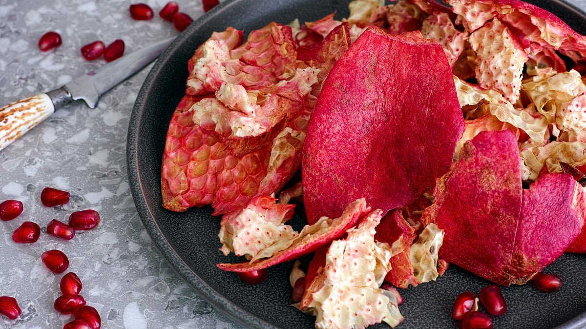Want to maintain your skin's radiance in winter? Rub pomegranate peel on both cheeks