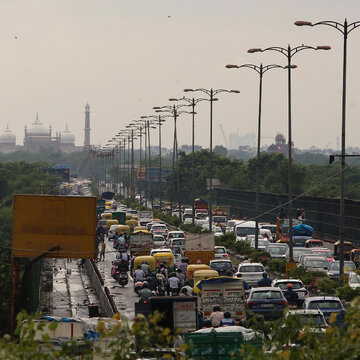 Delhi wakes up to warmer February morning as winter weakens; AQI stays poor
