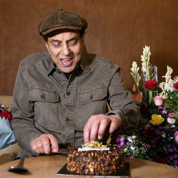 'Main insaan hoon, patthar nahi': Remembering Dharmendra’s top 10 iconic dialogues