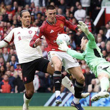 Šeško strike sparks VAR storm as United goal survives handball appeals