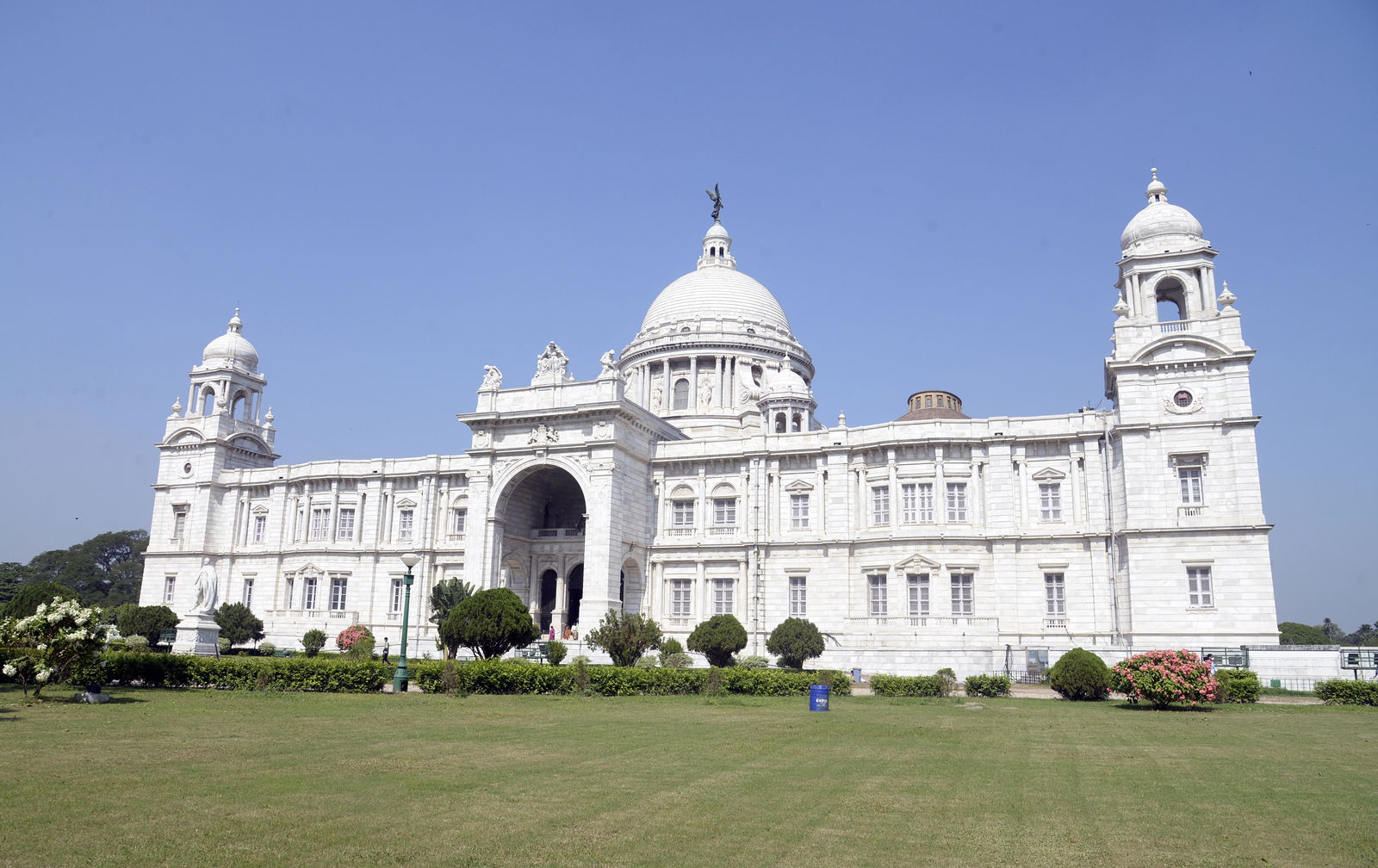 Was the Victoria Memorial ever painted black? Here Is a peek into what revamp happened with the iconic building during World War I