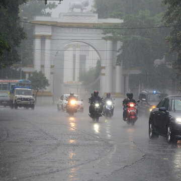 Kolkata weather turns dramatic: Rain, thunder, 40 kmph winds under IMD yellow alert