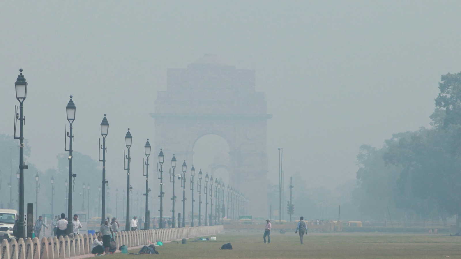 Delhi’s AQI touches 400 amid dense haze; MCD steps up dust-control drive