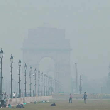 Delhi’s AQI touches 400 amid dense haze; MCD steps up dust-control drive