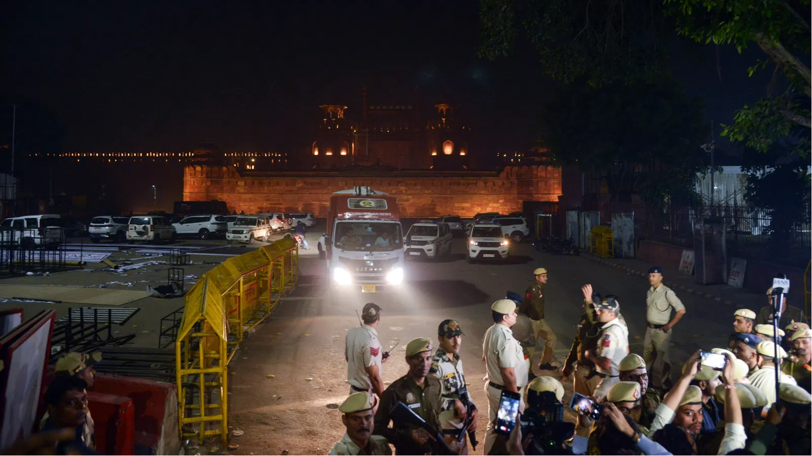 Explosion near Red Fort Metro Station kills 8, CISF puts nation on high alert
