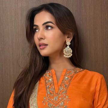 ‘No way home’: Sonal Chauhan stuck in Dubai amid flight cancellations, seeks PM Modi’s help