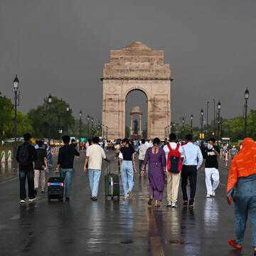 Red alert in Delhi: Thunderstorms, lightning and 90 kmph winds expected