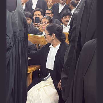 Mamata Banerjee arrives at Calcutta High Court in lawyer’s attire for post-poll case