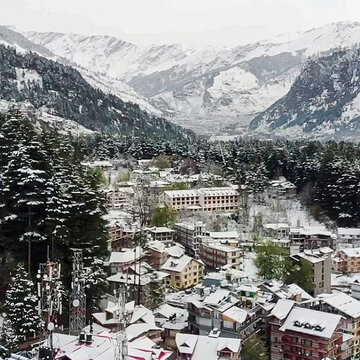 Over 1,000 vehicles stranded at Atal Tunnel after heavy snowfall in Manali