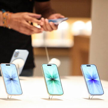 iPhone 17 mania hits Bengaluru, fans line up at Apple Stores across the city