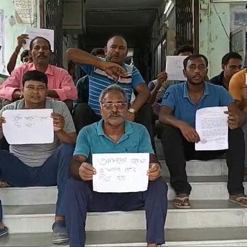 25 Malda irrigation guards protest over 6 months unpaid wages ahead of Durga Puja