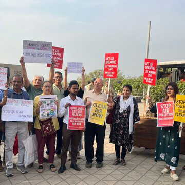 ‘Breathless is a song, not my reality’: Mumbai activists form human chain at Carter Road to demand clean air