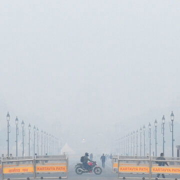 Delhi-NCR breathes hazard: AQI near 450, city practically ‘smoking’ 10 cigarettes a day