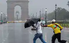 Dust storm, rain lash Delhi-NCR; IMD issues yellow alert for next two days