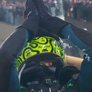 Lando Norris picks up 2025 F1 World Champion's trophy breaking Verstappen’s winning streak