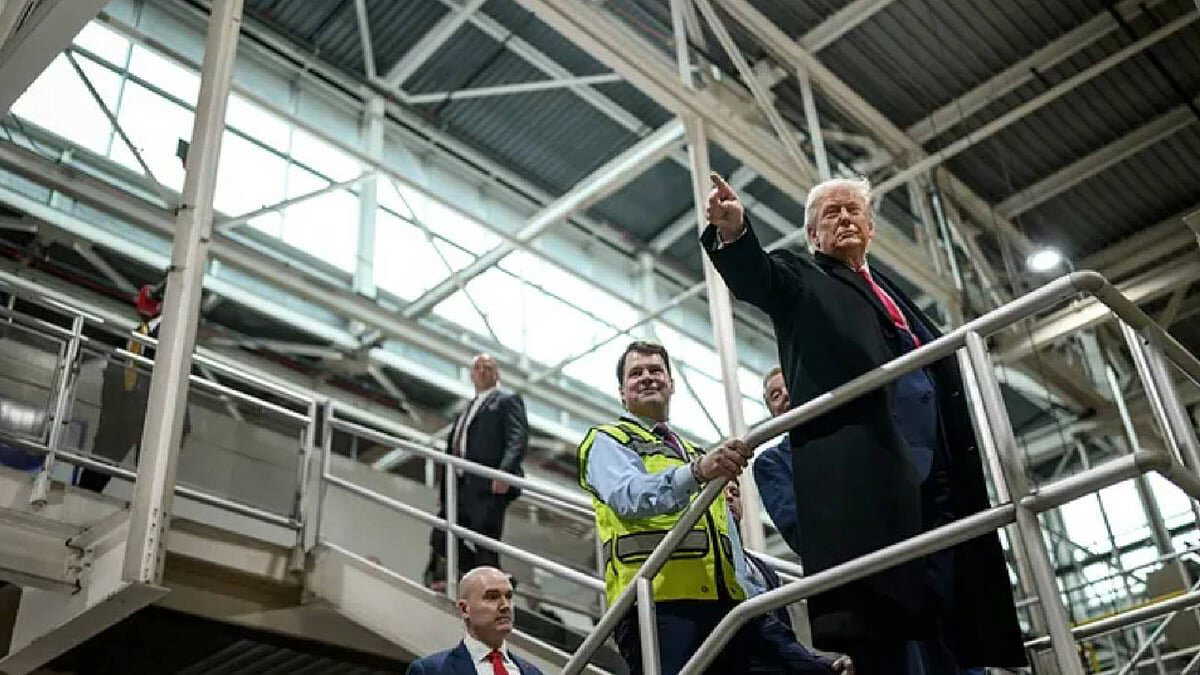 US President Trump’s obscene middle-finger gesture reignites controversy as Epstein row continues