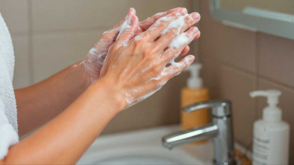 Hands ruined by cold water household chores? Here’s how to care for them without using cream