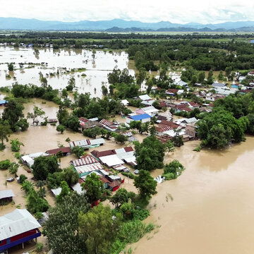 Floods kill 13 in central Vietnam as rescue operations push forward