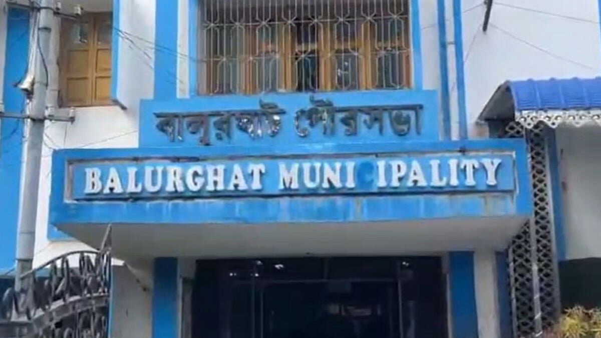 Balurghat municipality's sanitation workers halt work over unpaid salaries amid leadership vacuum