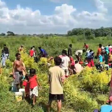 Sudden tanker leak, villagers' gather around for oil harvest