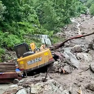 Landslides cripple Sikkim; 200 tourists stranded, Nathula and Tsomgo closed