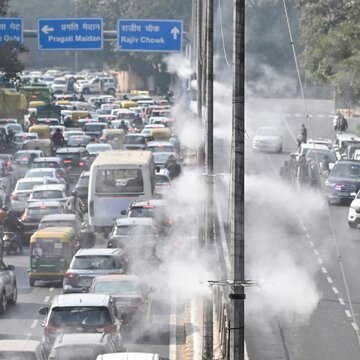 Delhi chokes as AQI rises to very poor again; temperature to dip further today