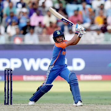 Bugs interrupt India vs Pakistan Women’s World Cup match; players forced to leave the field