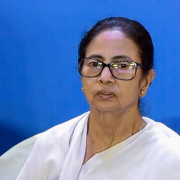 Mamata Banerjee calls Centre ‘Lollipop Sarkar’, criticizes BJP, ECI