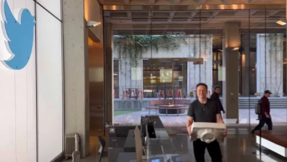 Elon Musk finally explains the story behind his viral “sink” moment at Twitter HQ