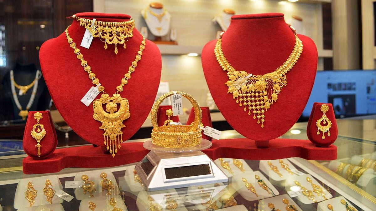 Gold and silver prices drop in international market, check Kolkata market rates