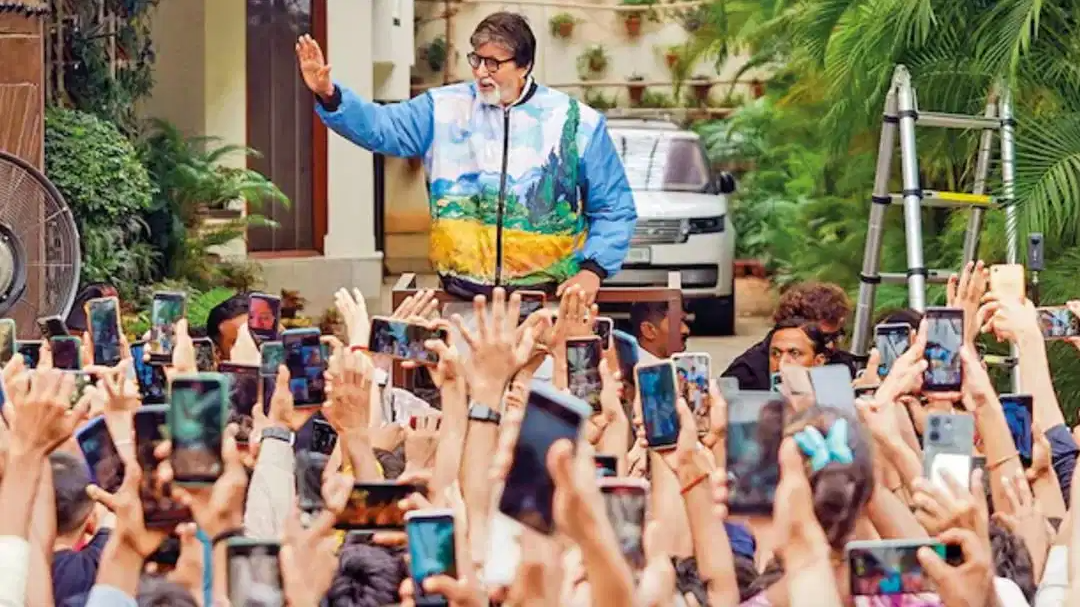 Watch | Amitabh Bachchan gets mobbed in Surat as he arrives for ISPL 2026
