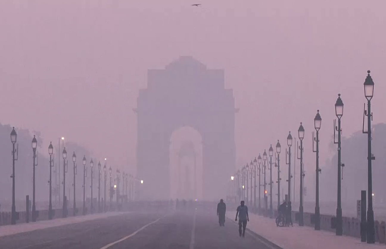 Delhi’s AQI breaches 400 as dense smog grips capital, temperature drops to 9°C