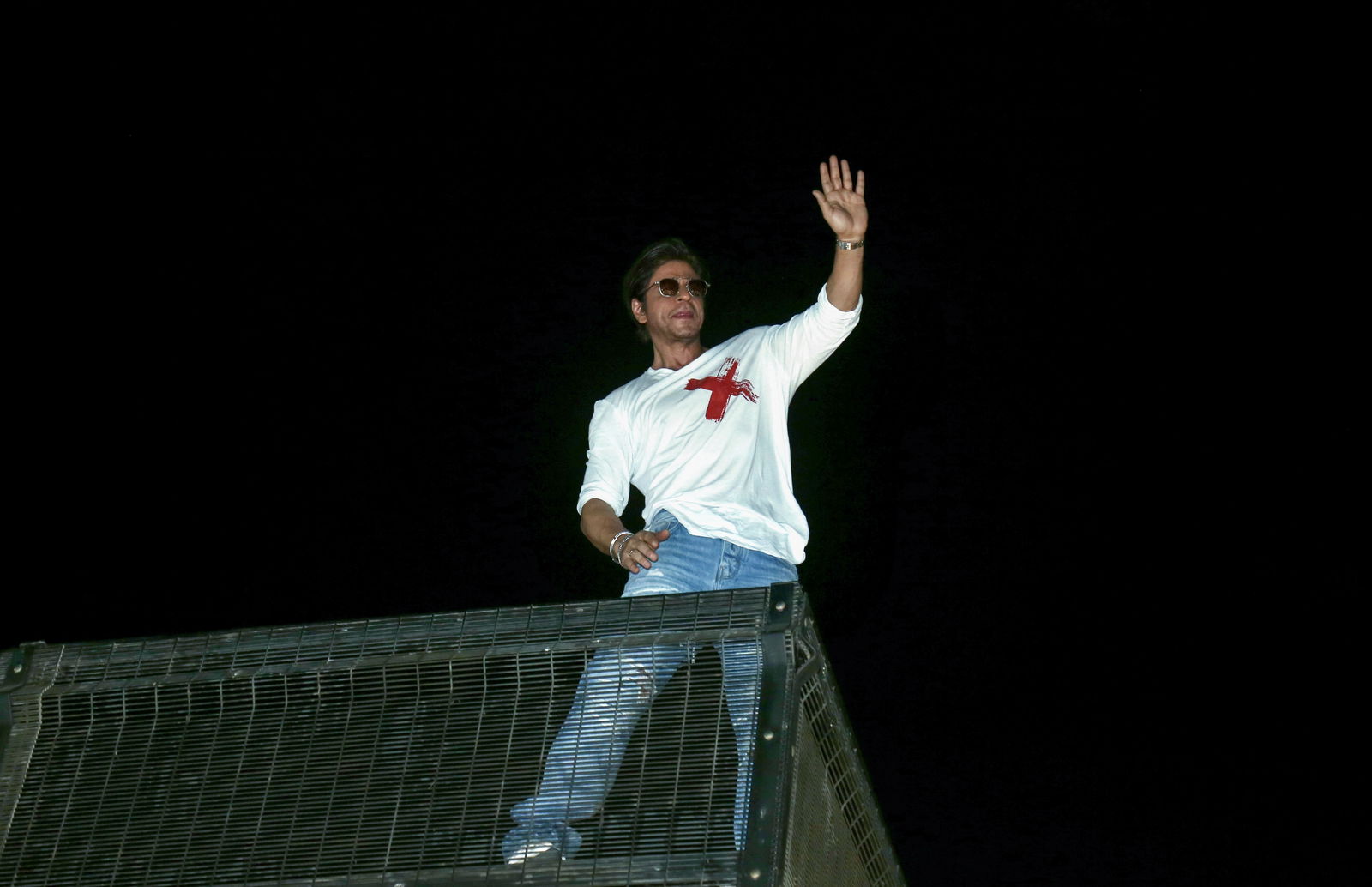Can’t ask to enter 'Mannat', being die-hard SRK fan? Here’s how you can celebrate his birthday your own way