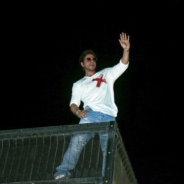 Can’t ask to enter 'Mannat', being die-hard SRK fan? Here’s how you can celebrate his birthday your own way