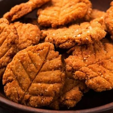 Here are the tricks to making the perfect Thekua: Crispy on the outside, soft on the inside