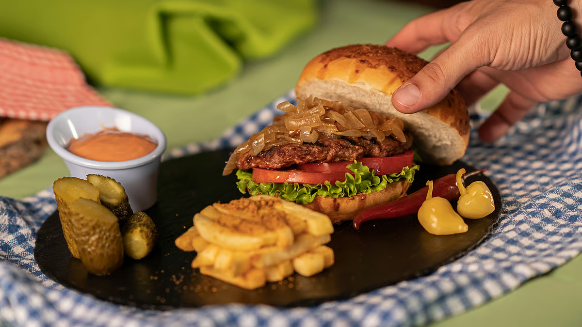 Gaining weight from visual appetite? Embrace these 6 methods to curb your cravings