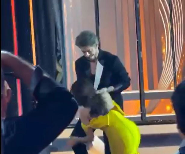 ‘Gentleman’ Shah Rukh Khan helps Nitanshi Goel as she trips on stairs at Filmfare Awards