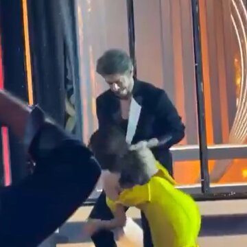 ‘Gentleman’ Shah Rukh Khan helps Nitanshi Goel as she trips on stairs at Filmfare Awards