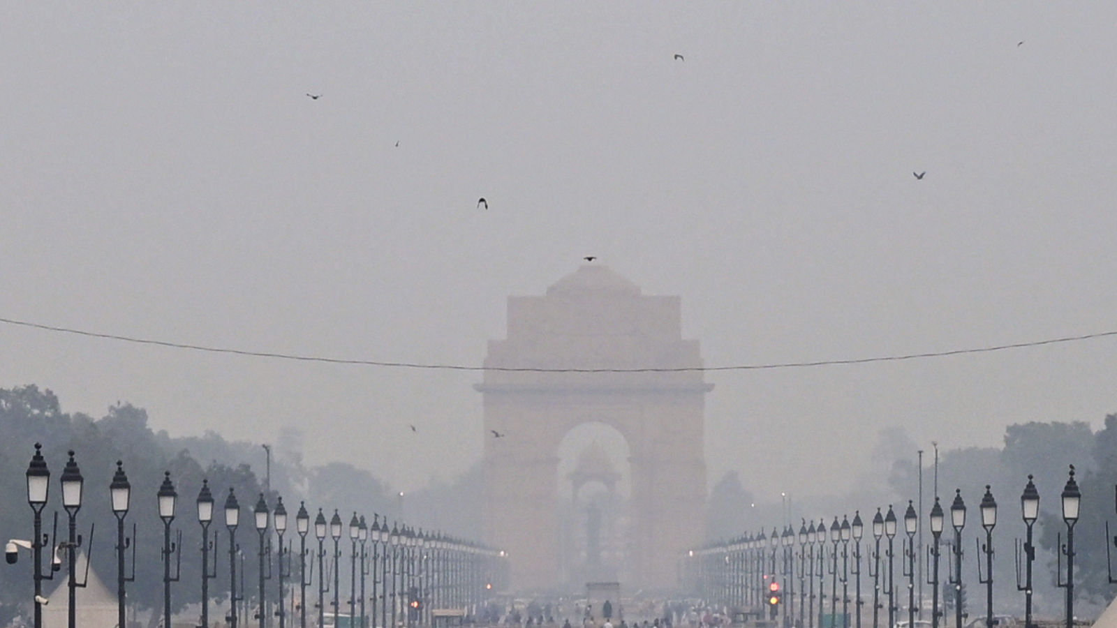 Delhi AQI near severe mark at 384, temperature to stay below average