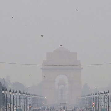 Delhi AQI near severe mark at 384, temperature to stay below average