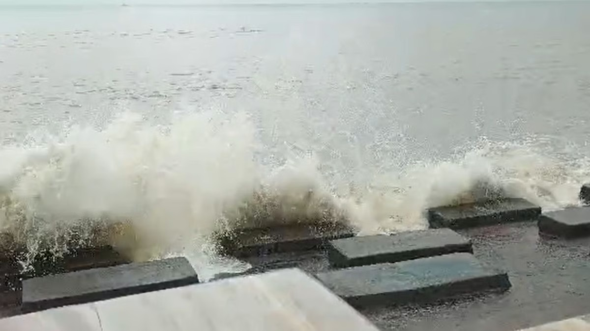 Digha's sea beach turns turbulent, coastal districts on alert after flooding in Kolkata