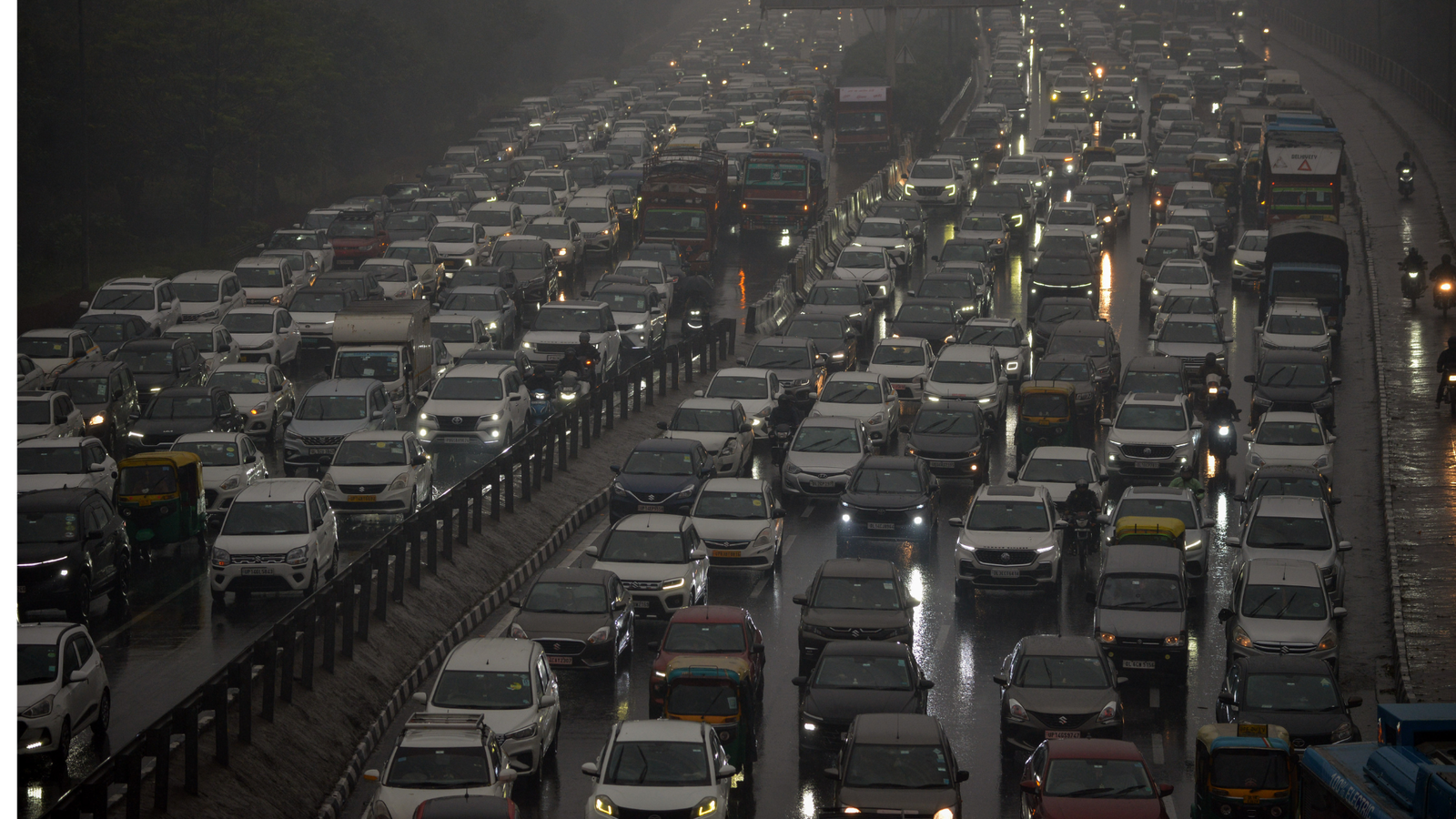 Delhi on red alert as IMD forecasts thunderstorms, strong winds; airlines warn of possible flight disruptions